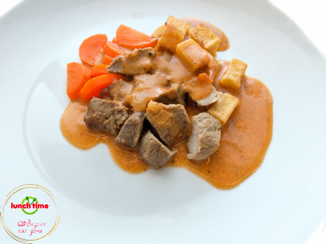 Свинина, тушеная с солеными огурцами