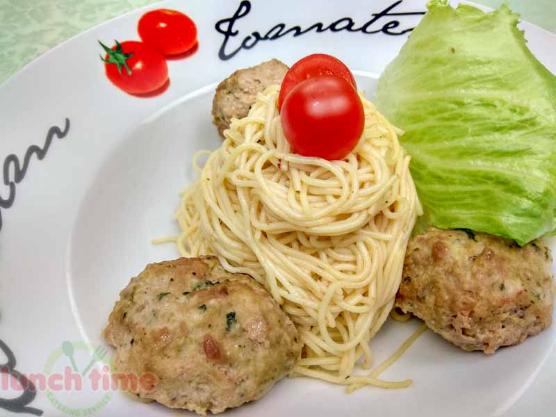 Спагетти с мясными шариками со шпинатом и соусом