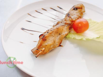 Шашлык куриный ПРЕМИУМ с картофельными дольками и томатным соусом