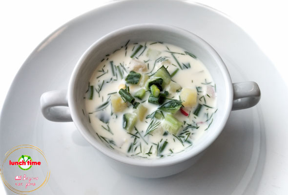 Окрошка овощная с кефиром: легкий и освежающий суп с огурцами, радишами и зеленью